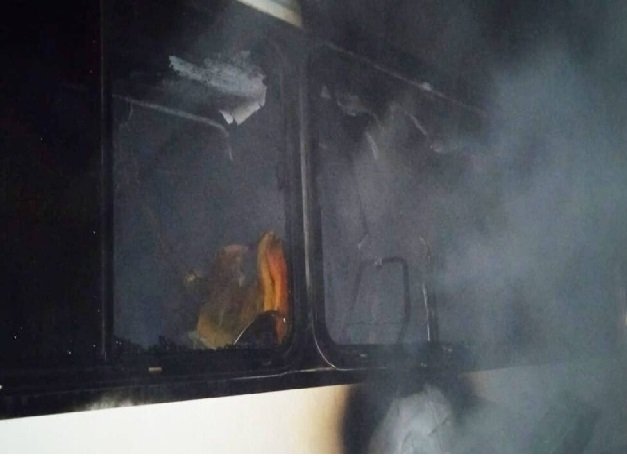 Incêndio destrói parte de micro-ônibus em Sinop