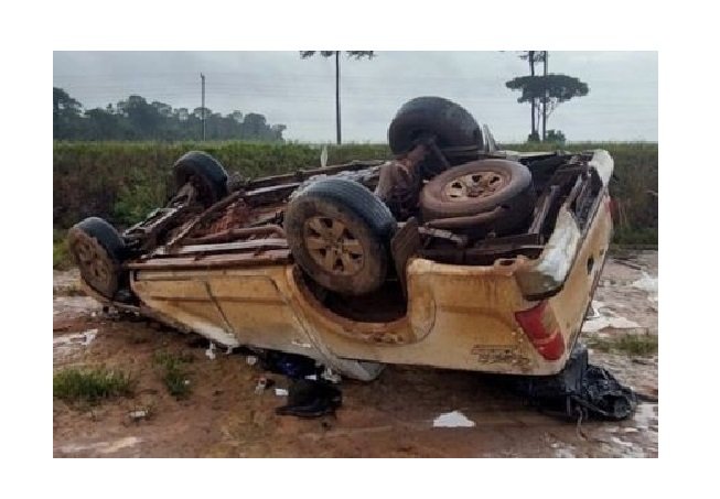 Seis pessoas ficam feridas em acidente entre carretas e Hillux na BR-163