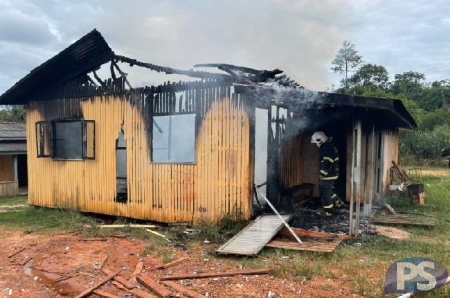 Casa de madeira é destruída por incêndio