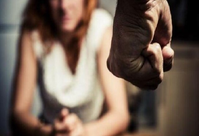 Marido ataca esposa com socos e chutes por causa de saco de latinhas