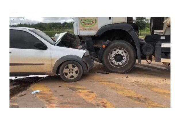 Mulher de 45 anos morre ao colidir de frente com carreta na cidade