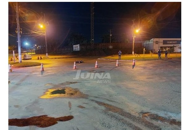 Motociclista sofre fratura exposta na perna em acidente de trânsito