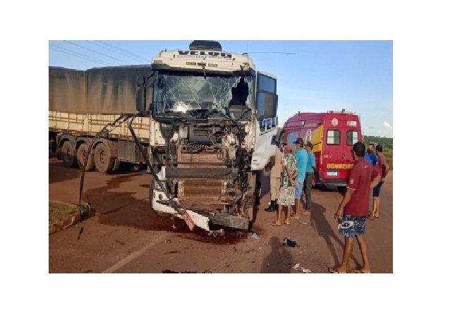 Motorista fica ferido depois de bater na traseira de carreta