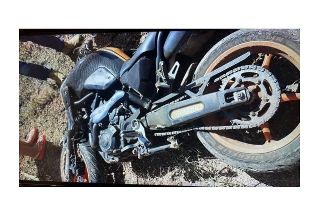 Homem perde o controle de moto sai da pista e morre