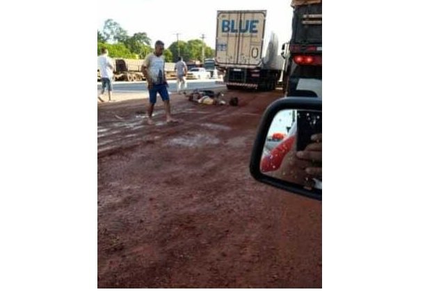 Motociclista morre atingido por carreta em Rodovia de MT