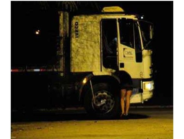 Caminhoneiro contrata programa, esfaqueia travesti e joga de carreta