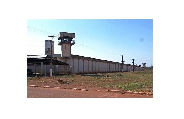 Polícia penal prende casal que arremessava celulares em presídio
