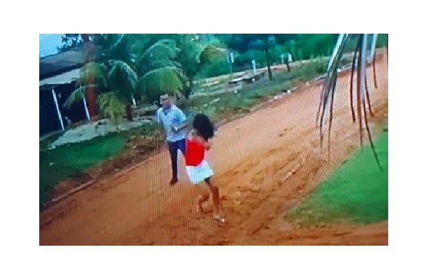 Mulher leva tapa no meio da rua; polícia procura agressor