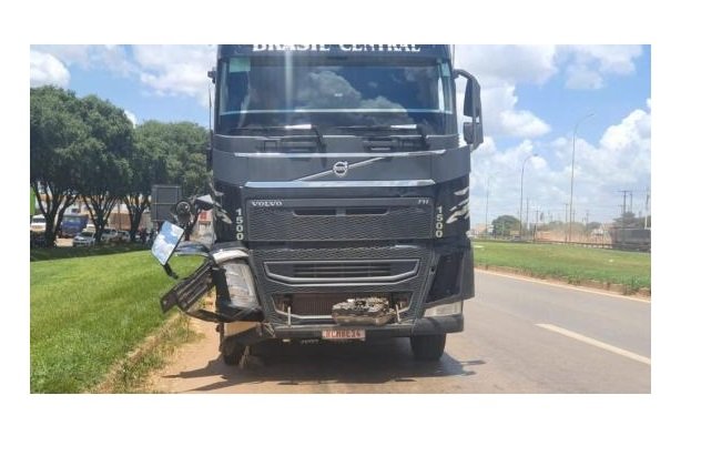Ultrapassagem perigosa termina com batida entre carretas e ônibus de viagem em MT