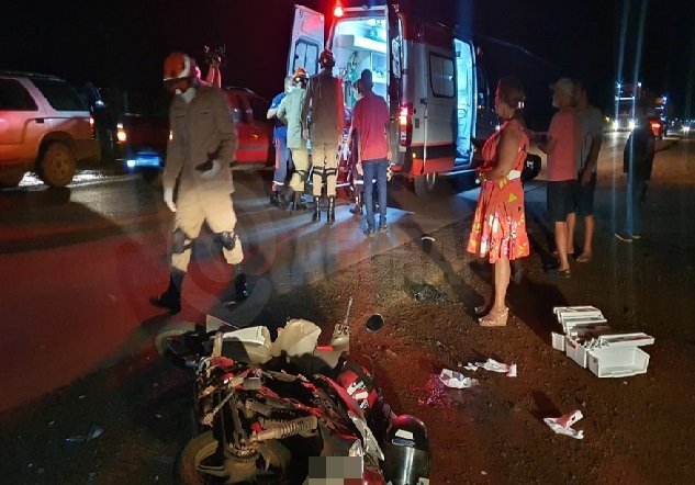Mãe e filho ficam feridos após carro bater em moto