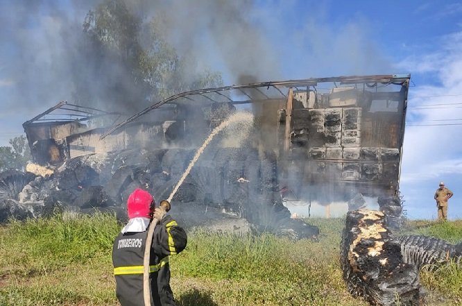 Carreta carregada de algodão pega fogo na MT-130