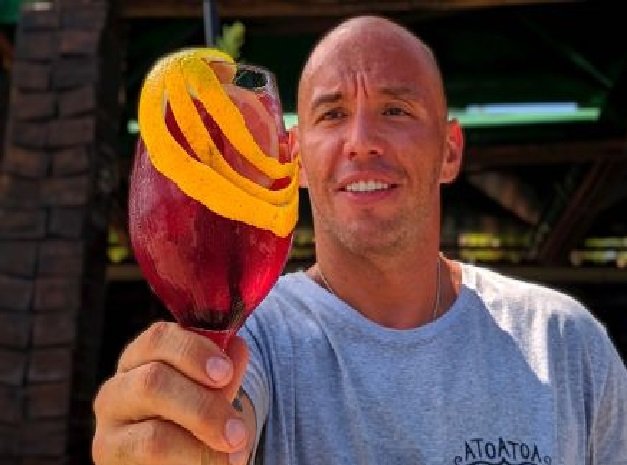Colidense, realiza sonho e faz sucesso com bar na praia