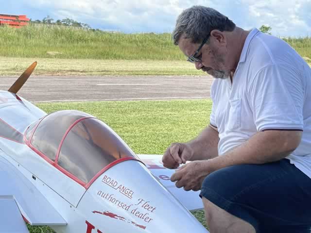Acompanhamos as acrobacias da ACA Associação Colidense de Aeromodelismo. (vídeo)