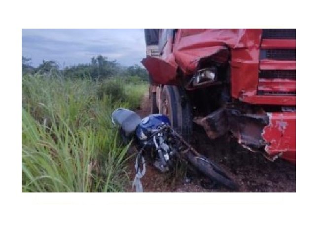 Motociclista morre ao ser arrastado por 200 metros em acidente com carreta