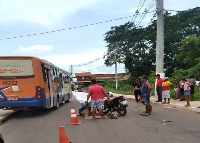 Motociclista tem parte do pé decepada ao bater em caminhão