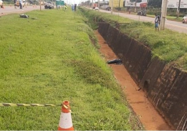 Motociclista morre após atingir S10 e ser arremessado em valeta