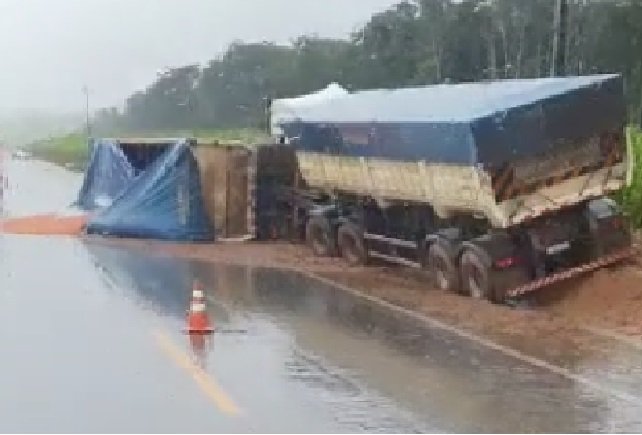Carreta carregada com grãos tomba na BR-163