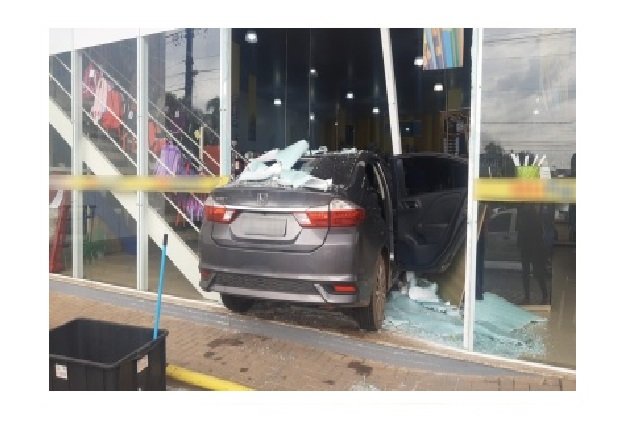 Mulher invade papelaria com carro ao confundir acelerador com freio