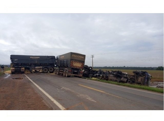 Veículos de carga se chocam na BR-163; uma pessoa é socorrida