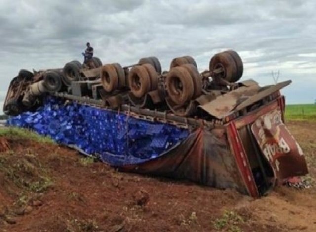 Carreta carregada com cerveja tomba e carga fica destruída