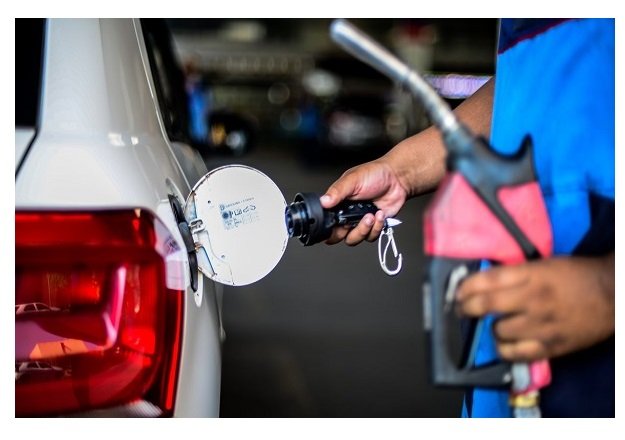 Gasolina recua 1,78% no IPCA-15 de janeiro e passagem aérea cai 18,21%, diz IBGE