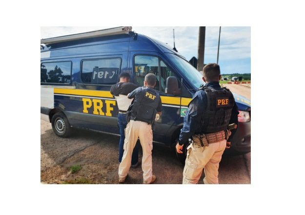 PRF apreende cocaína presa ao corpo de passageiro de ônibus