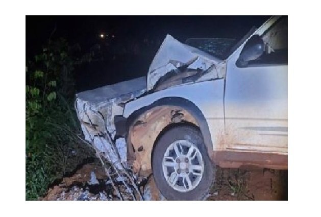 Homem tenta matar irmão e cunhada; foge da PM e bate em poste