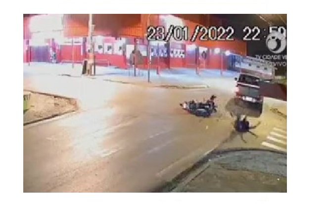 Caminhonete atropela motociclista e motorista foge em MT; vídeo
