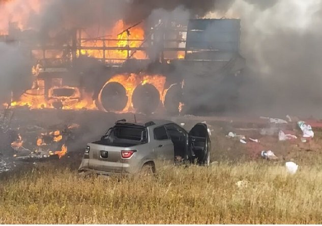 Motorista morre carbonizado em acidente entre carretas e picape na BR 163