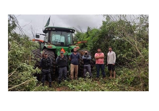 Tratores furtados em fazenda são localizados em meio a mata em cidade de MT