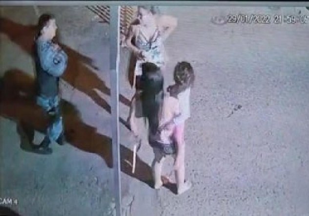 Vídeo mostra PMs salvando criança que se engasgou em Cuiabá; assista