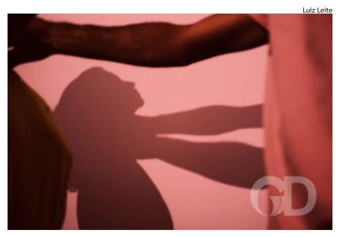 Homem invade casa, chuta, enforca e tenta matar a ex