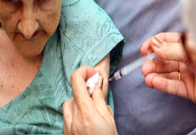 Mais de 50% dos idosos não tomaram dose de reforço em Mato Grosso