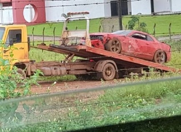 Em alta velocidade, motorista bate Camaro em muro e depois foge
