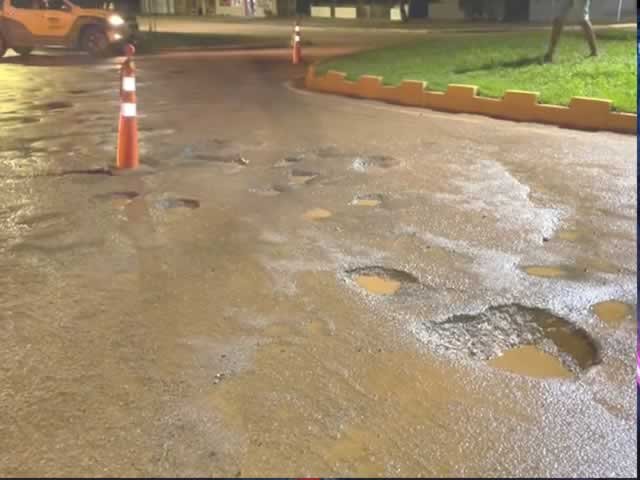 URGENTE: Mulher em Colíder sofre acidente numa panela dentro da rotaria da Praça Central. (Vídeo)