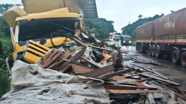 Acidente envolvendo caminhão dos Correios e carreta é registrado na BR-163 (Fotos)