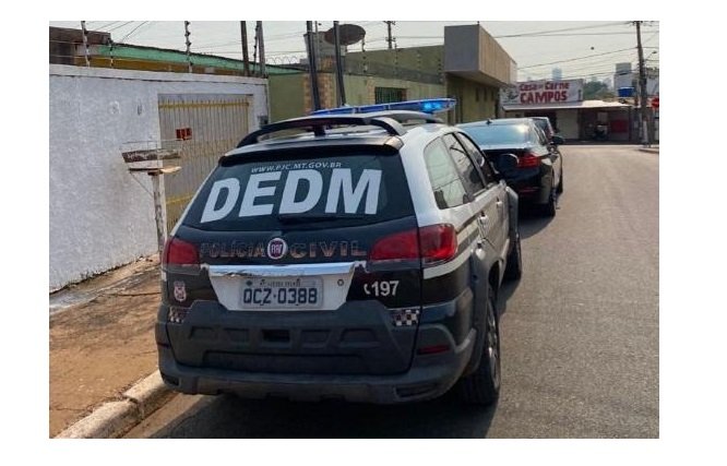 Homem para veículo em frente de casa e se masturba diante de menor