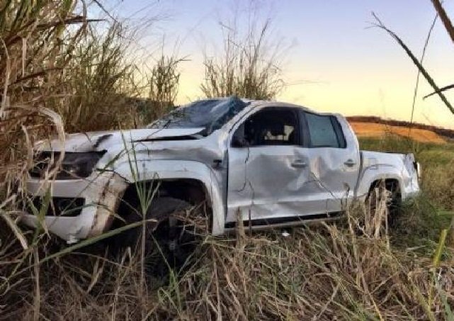 Motorista tenta ultrapassagem, cai em buraco e Amarok capota em MT