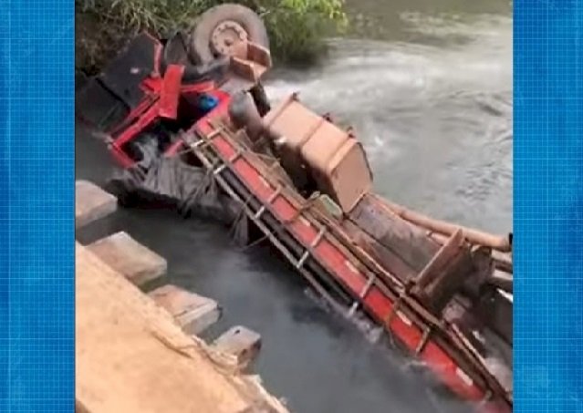 Caminhão carregado com sal cai de ponte e motorista morre preso às ferragens