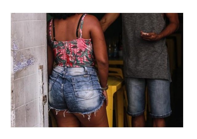 Homem invade bar, agride e ameaça matar prostitutas
