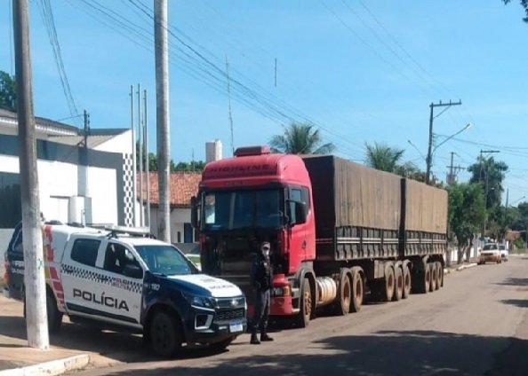 Caminhoneiro é sequestrado e bandidos conseguem roubar carga; um é preso