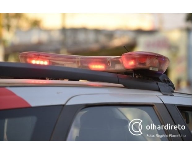 Mulher atende telefonema de outra no celular do marido, acaba espancada e dá facada no braço dele