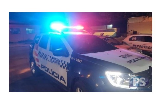 Mãe abandona filhos para ir a festas e ameaça se matar ao ver a Polícia em casa