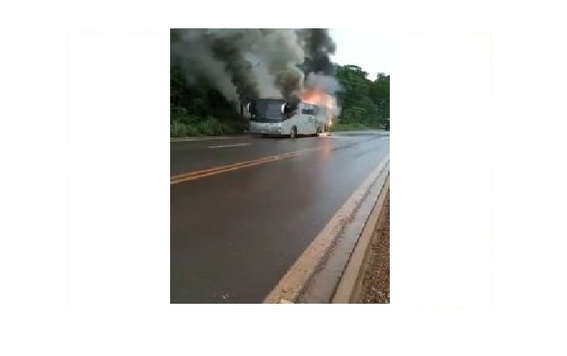 Ônibus com trabalhadores pega fogo em MT