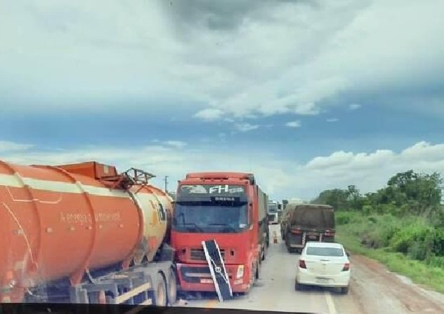 Duas carretas se envolvem em acidente na BR-163