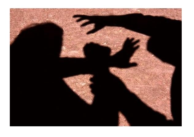 Homem tentar cortar pescoço da esposa com tesoura durante briga