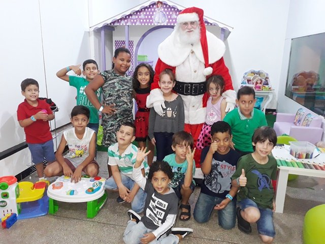 Pizzaria Dom Pedralli recebeu a visita do Papai Noel.