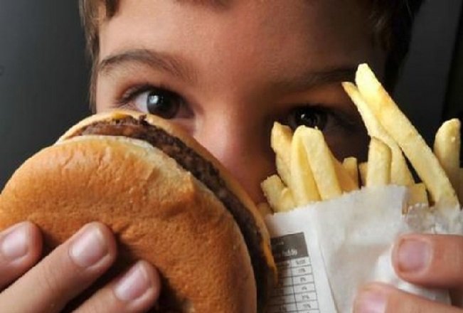 Uma em cada dez crianças de até 5 anos está acima do peso no Brasil