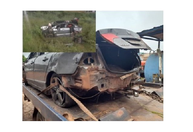 Carro capota ao passar por lombada e 3 pessoas são arremessadas em MT