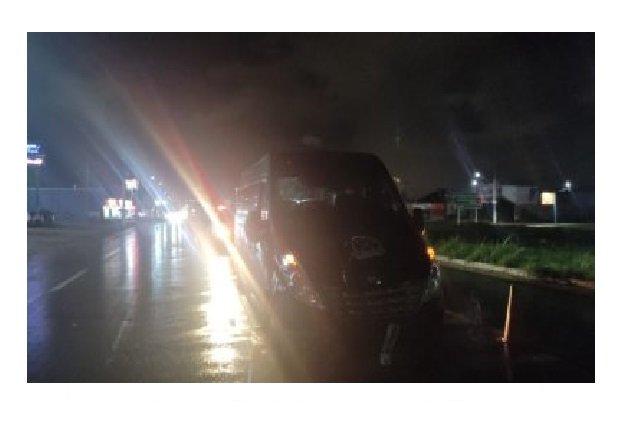 Motocicleta bate em van e deixa casal gravemente ferido